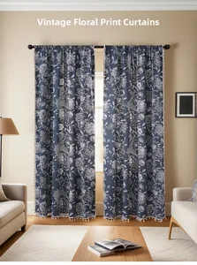 Vue détaillée du rideau floral vintage bleu marine avec décoration de franges à pompons