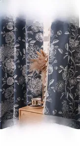 Détail d'un rideau bleu foncé avec motif floral vintage et pompons décoratifs soyeux