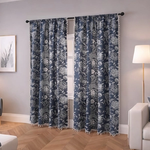 Rideaux rétro bleu marine à motifs floraux avec élégants pompons blancs pour le salon
