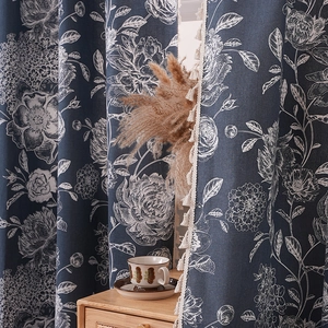 Rideaux de luxe bleu foncé avec motifs floraux blancs et élégants pompons décoratifs