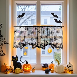 Dettaglio della tenda di Halloween in pizzo nero con motivi a ragnatela e pipistrelli