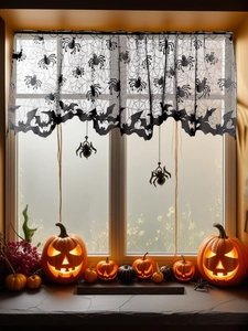 Dettaglio mantovana di Halloween in pizzo nero con ragnatele e pipistrelli sopra le zucche