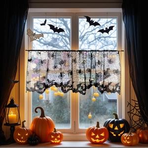 Dettaglio di mantovana in pizzo nero con ragnatele e pipistrelli per Halloween
