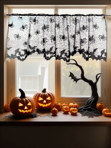 Dettaglio della mantovana di Halloween in pizzo nero con motivi a ragnatela e pipistrello