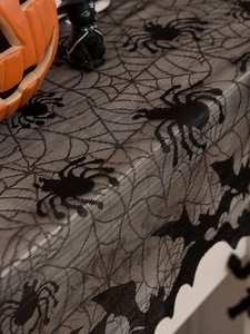 Dettaglio della tenda di Halloween in pizzo nero con motivi a ragnatela e pipistrelli