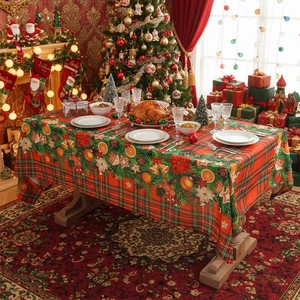 Rote karierte Weihnachts-Tischdecke mit Tannenzweigen für festliche Tischdekorationen