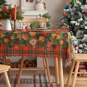 Weihnachtstischdecke mit rotem Karomuster und festlichen Pinienmotiven für die Deko