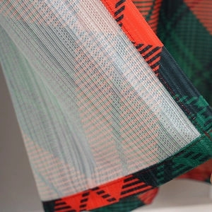 Tende da caffè natalizie americane con motivi geometrici rosso verde e trama a rete