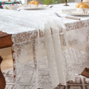Elegant white floral lace tablecloth with scalloped edges for vintage home decoration