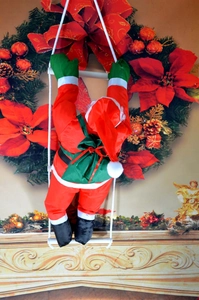 Vue détaillée du Père Noël grimpant à l'échelle blanche pour décoration de Noël festive