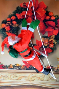 Dettaglio di Babbo Natale da 40cm su una scala bianca per decorazioni natalizie festive