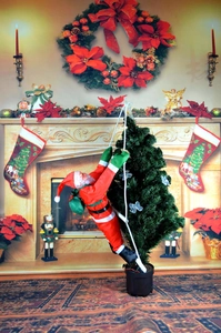 Détail du Père Noël animé grimpant sur une corde d'un sapin de Noël décoratif de 50 cm