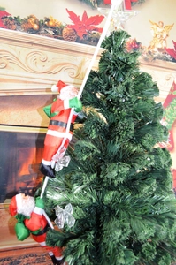 Détail de deux Pères Noël grimpant sur une corde sur un sapin de Noël décoratif de 25cm