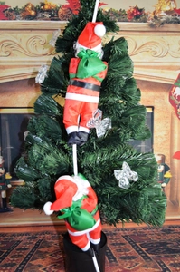 Détail de deux figurines de Père Noël grimpant sur une corde pour décor de Noël