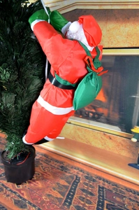 Détail du Père Noël de 50cm grimpant sur le sapin avec son sac de cadeaux vert