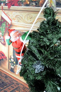 Vista dettagliata di un Babbo Natale che si arrampica su una corda per decorazioni natalizie