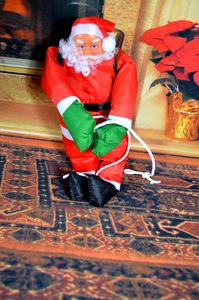 Détail du Père Noël de 50 cm grimpant à l'échelle pour décoration de sapin de Noël