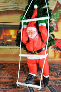 Dettaglio di Babbo Natale da 40 cm sulla scala di corda per decorazioni natalizie