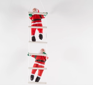 Vue détaillée de deux figurines de Père Noël grimpant sur une échelle de corde blanche