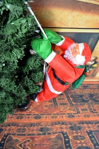 Dettaglio di un Babbo Natale rampicante da 40cm con guanti verdi e abito rosso