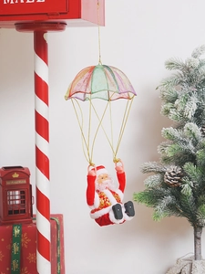 Vue détaillée du Père Noël avec parachute coloré et cordon de suspension doré pour décoration