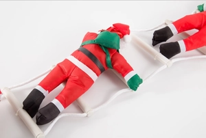 Détail de figurines Père Noël de 25 cm grimpant sur une échelle de corde blanche