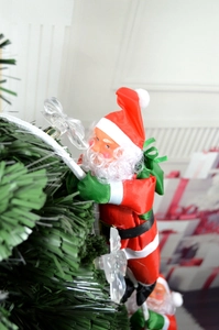 Détail du Père Noël grimpant avec étoiles lumineuses pour décoration festive de Noël