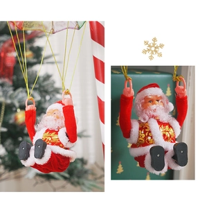 Gros plan du Père Noël électrique en velours rouge avec des détails dorés élégants