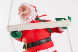 Détail d'un Père Noël grimpeur de 25cm avec barbe blanche et costume en velours rouge