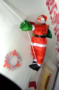 Détail d'un Père Noël grimpeur de 50cm avec un sac cadeau pour décoration de Noël