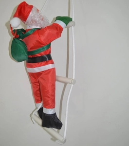 Dettaglio di Babbo Natale da 40cm che sale la scala di corda con un sacco di regali