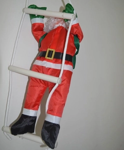 Dettaglio di Babbo Natale da 40cm che sale una scala di corda con zaino verde