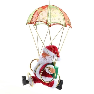 Détail du Père Noël en costume de velours avec pendentif parachute rouge et vert