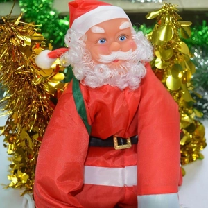 Vue détaillée du visage du Père Noël avec bonnet rouge et barbe blanche classique