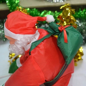 Détail du Père Noël avec sac cadeau vert et décorations de Noël scintillantes