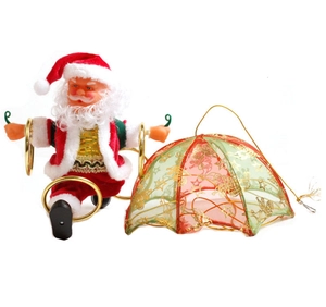 Détail du Père Noël en peluche avec costume rouge et vert et décor de parachute en résille