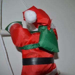 Détail du Père Noël de 50cm grimpant une échelle de corde blanche avec sac de cadeaux