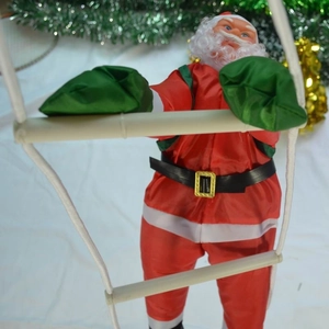 Père Noël grimpant sur une échelle de corde blanche pour décoration de sapin festive