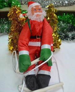 Détail du Père Noël grimpeur de 50cm en tissu imperméable pour décoration de sapin Noël