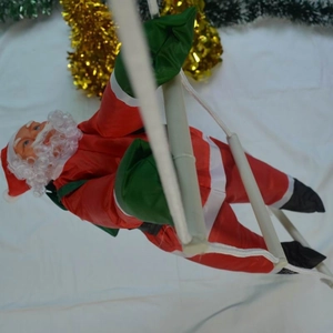 Détail du Père Noël grimpant de 50 cm avec échelle blanche pour décoration de sapin