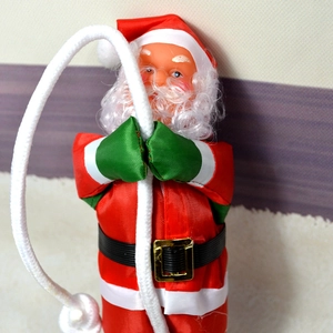 Père Noël grimpeur sur corde blanche pour décoration de fête sur mur et fenêtre