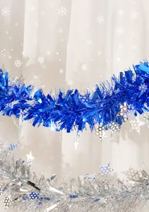 Détail de guirlandes de Noël bleu et argent avec des ornements d'étoiles scintillantes