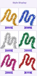 Détail de guirlandes de guirlandes multicolores avec paillettes étoiles et flocons