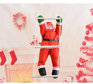 Dettaglio di Babbo Natale da 50cm che sale una scala di corda bianca per decoro natalizio
