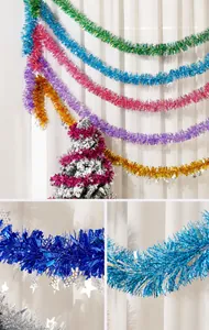 Gros plan sur des guirlandes de guirlandes colorées avec sequins pour décoration de Noël