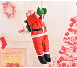 Dettaglio di Babbo Natale che sale sulla corda con sacco regalo davanti al camino acceso