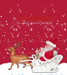 Détail de la figurine du Père Noël avec renne et traîneau blanc pour décoration festive