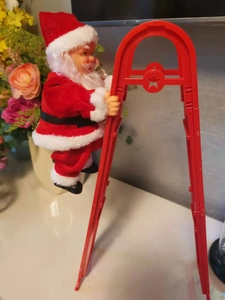 Détail du Père Noël électrique grimpant sur une échelle rouge pour décoration de Noël