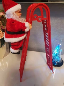 Détail du Père Noël électrique grimpant sur son échelle double face rouge décorative