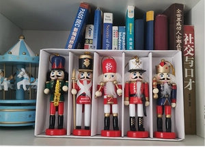 Lot de cinq soldats casse-noisettes en bois de 12 cm dans une boîte cadeau blanche